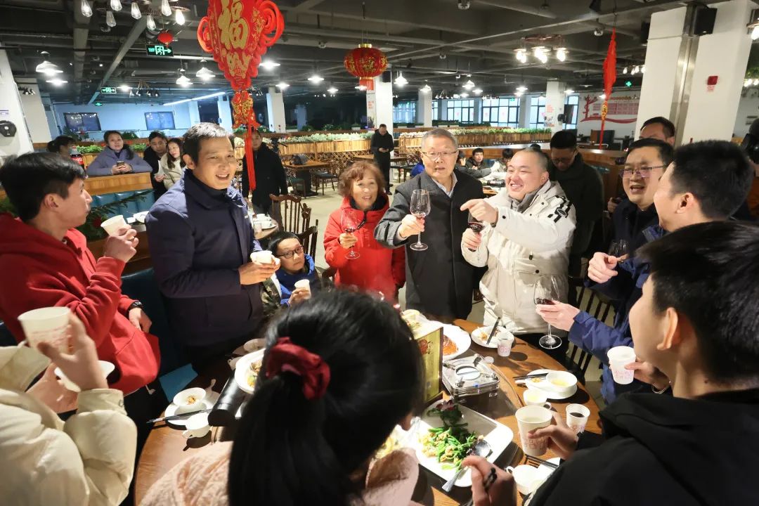 山河智能董事長(zhǎng)何清華與留廠員工一起過(guò)大年！